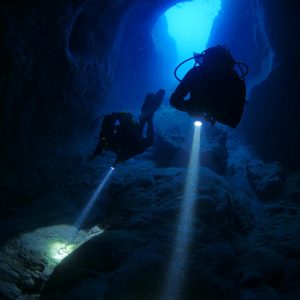 two divers cave diving light 1024×768 two divers cave diving light 1024x768